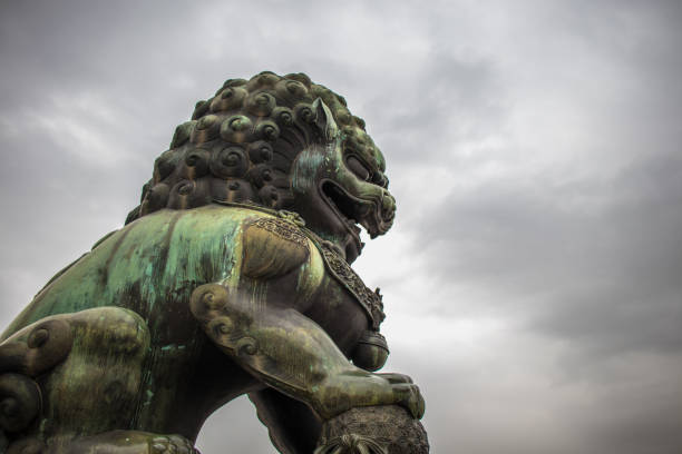 estátua de leão chinês em pekin com nuvem dinâmica do céu - sculpture horse bronze china - fotografias e filmes do acervo