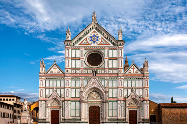 フィレンツェの有名なサンタ・クローチェ大聖堂 - piazza di santa croce ストックフォトと画像