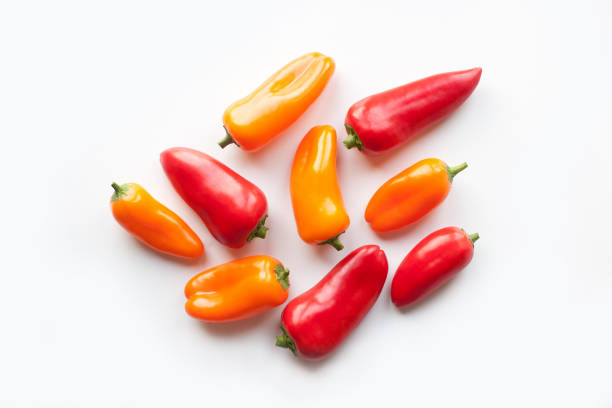 свежие овощи сладкие красные, желтые перцы изолированы на белом фоне - yellow bell pepper стоковые фото и изображения