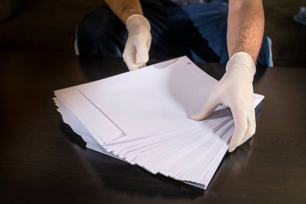 manejo de sobres y correo de forma segura - manilla envelope fotografías e imágenes de stock