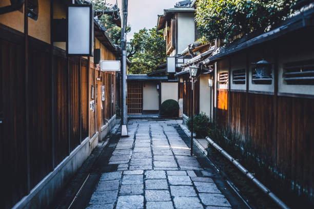 祇園町の古い伝統的な木造の家の路地の静かな旅の場所京都日本の日本の散歩道。 - 祇園 ストックフォトと画像
