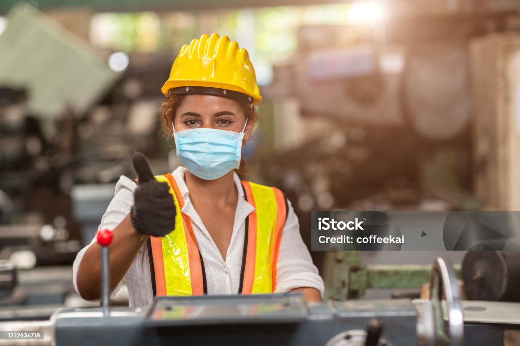 Frauen Arbeiter tragen Einweg-Gesichtsmaske zum Schutz Corona Virus Verbreitung und Rauch Staub Luftverschmutzung Filter in der Fabrik für gesunde Arbeitspflege. - Lizenzfrei Berufliche Beschäftigung Stock-Foto