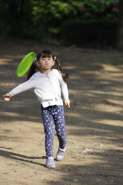 istock Japanese girl playing flying disc (5 years old) 1222438374
