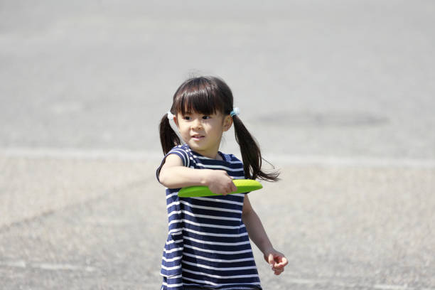istock Japanese girl playing flying disc (5 years old) 1222438383