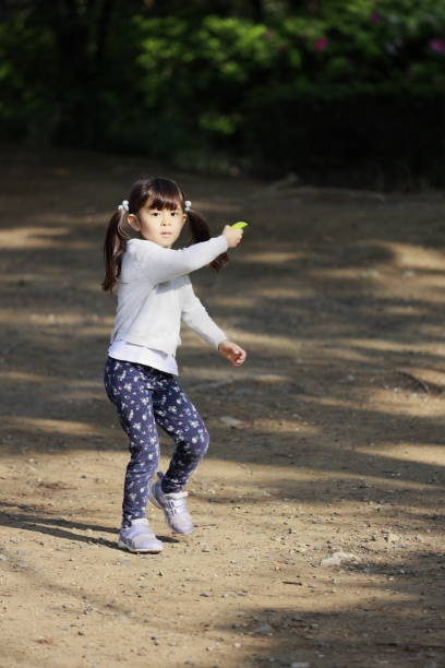 istock Japanese girl playing flying disc (5 years old) 1222439125