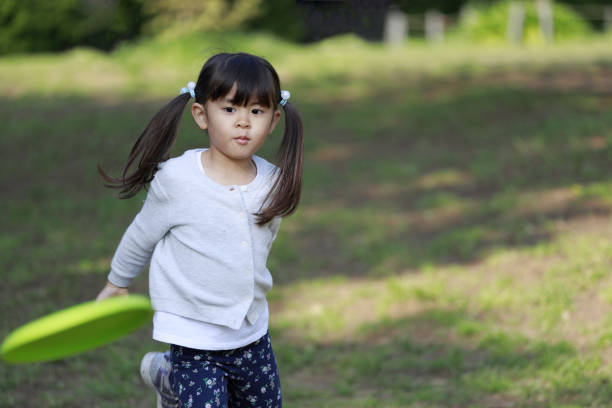 istock Japanese girl playing flying disc (5 years old) 1222439163
