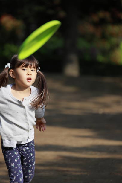 istock Japanese girl playing flying disc (5 years old) 1222439182