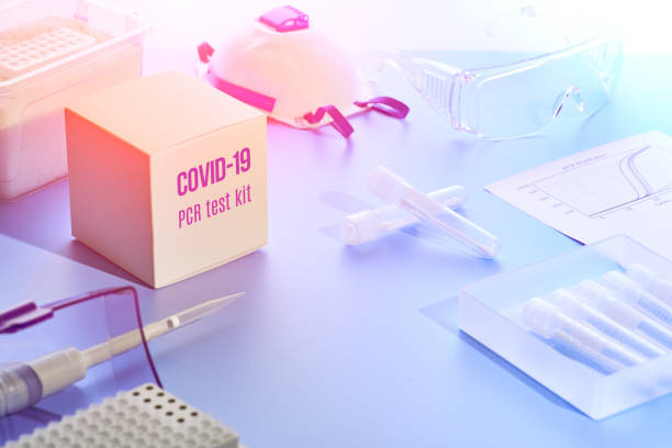 Test kit to detect novel COVID-19 coronavirus in patient samples. RT-PCR kit reagents allow to analyze viral Covid19 RNA and amplify region specific for 2019-nCov. kit de prueba para detectar el nuevo coronavirus covid-19 en muestras de pacientes. los reactivos del kit rt-pcr convierten el arn covid19 viral en adn y amplifican la región de adn viral específica para 2019-ncov. brillo de neón, luz púrpura.