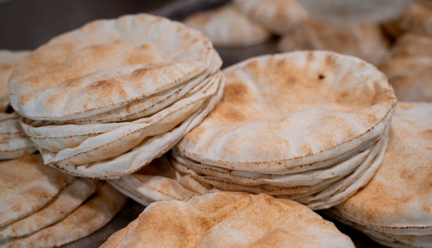 kuboos oder khubz - frisches pita-brot togeather in einem tisch - pita stock-fotos und bilder