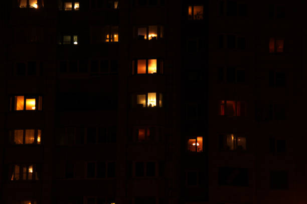 finestre del condominio di notte - apartment building exterior urban scene window foto e immagini stock