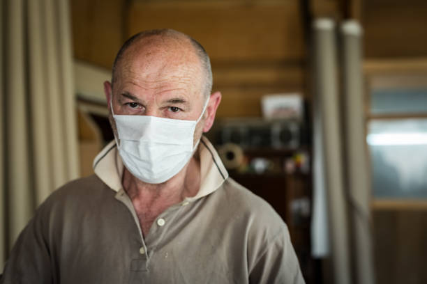 craft hombres 60-65 años, con máscara protectora trabajando en aislamiento en su taller, tiro en la cabeza - foto de archivo - senior adult 60 65 years people occupation fotografías e imágenes de stock