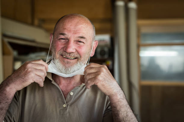 craft hombres 60-65 años en su taller sonriendo después del aislamiento, tiro en la cabeza - foto de archivo - senior adult 60 65 years people occupation fotografías e imágenes de stock