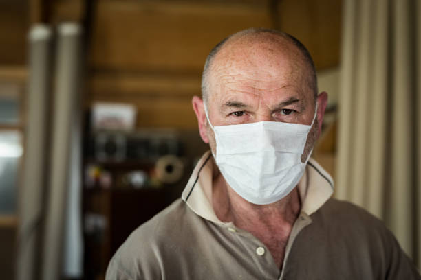 craft hombres 60-65 años, con máscara protectora trabajando en aislamiento en su taller, tiro en la cabeza - foto de archivo - senior adult 60 65 years people occupation fotografías e imágenes de stock