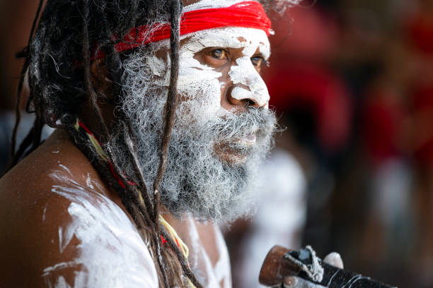 retrato de macho aborígene com dreadlocks e didgeridoo, fundo com espaço de cópia - aborigine didgeridoo indigenous culture australia - fotografias e filmes do acervo