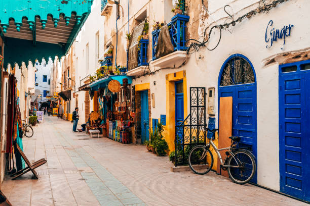 strade colorate della città marittima di essaouira, marocco - essaouira foto e immagini stock