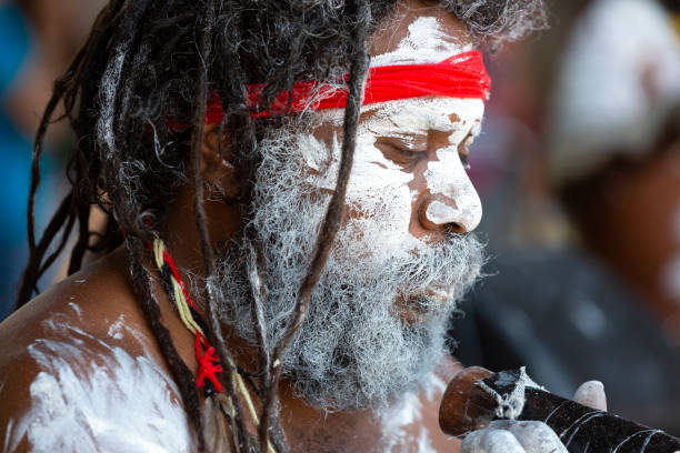 retrato de macho aborígene com dreadlocks e didgeridoo, fundo com espaço de cópia - aborigine didgeridoo indigenous culture australia - fotografias e filmes do acervo