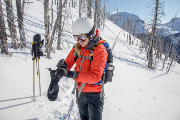 el backcountry femenino se prepara para esquiar - determination telemark skiing exploration winter fotografías e imágenes de stock