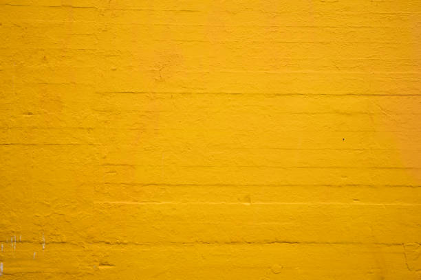 pared de hormigón texturizado pintada de amarillo girasol - conctete masonary unit fotografías e imágenes de stock