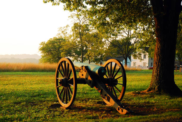 un canon s’assied silencieusement au champ de bataille national de gettysburg - nobody gettysburg pennsylvania mid atlantic usa photos et images de collection