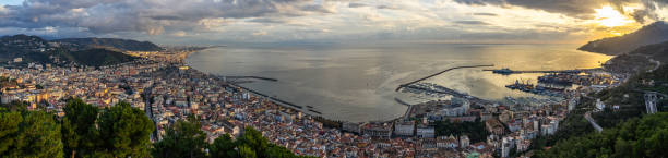 ampia vista panoramica di salerno e golfo di salerno vista dal castello di arechi al tramonto, campania, italia - salerno foto e immagini stock