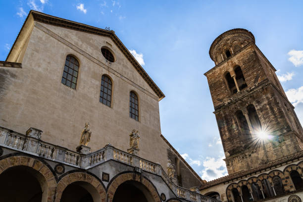 vista gran angular de la fachada y la campana de la torre de la catedral de salerno, la iglesia principal de salerno y un importante punto de referencia turístico, campania, italia - religion christianity bell tower catholicism fotografías e imágenes de stock