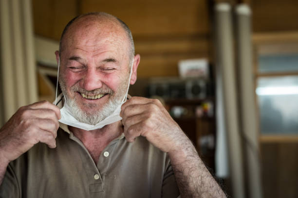 공�예 남자 60-65 년 그의 작업장에서 고립 후 미소, 머리 샷 - 스톡 사진 - 60 65 years 이미지 뉴스 사진 이미지