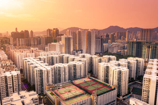 vista drone della città di hong kong al tramonto - kowloon bay foto e immagini stock