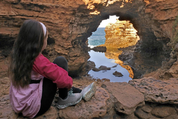 die grotte im port campbell national park in victoria australia - australian culture landscape great ocean road beach stock-fotos und bilder