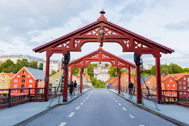 ノルウェートロンハイムの古い赤い引き出し橋 - trondheim ストックフォトと画像