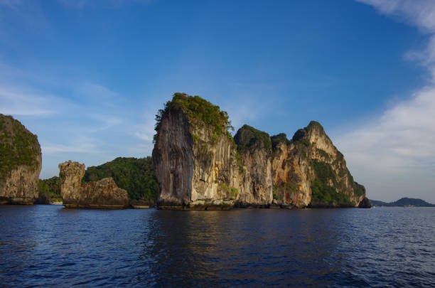 limestone cliffs of phi phi don island, krabi province, thailand. it is part of mu ko phi phi national marine park. - phuket province thailand tourist asia imagens e fotografias de stock