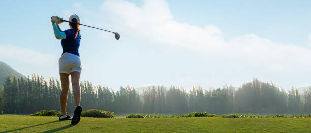 golfer sport pole golfowe piłka fairway. ludzie styl życia kobieta gra w golfa tee na zielonym tle zachodu słońca trawy. asia kobieta gra gracz strzał w lecie. kopiuj baner przestrzeni - golf swing golf golf club golf ball zdjęcia i obrazy z banku zdjęć