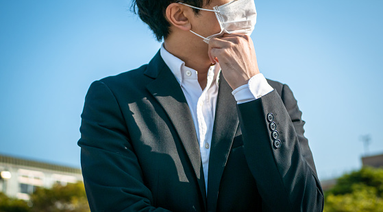 Un hombre de negocios con una máscara photo