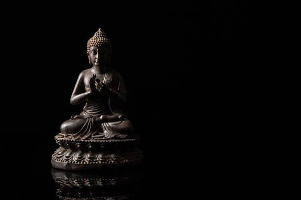 статуя будды сидит в медитации с черным пространством копии . дзен и медитация концепции. - buda стоковые фото и изображения