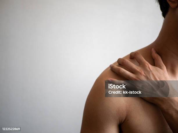 Asiate Leiden Unter Steifen Schultern Stockfoto und mehr Bilder von Arm - Anatomiebegriff - Arm - Anatomiebegriff, Arme verschränkt, Arthritis