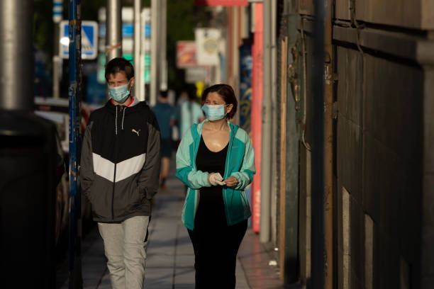 マドリードでのエスカレーション解除中に歩いたり、個々のスポーツをしている人 - surgical glove surgical mask protective glove mask ストックフォトと画像