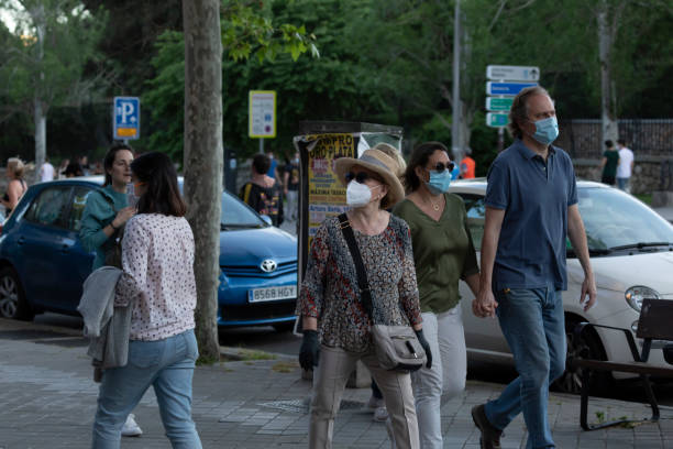 マドリードでのエスカレーション解除中に歩いたり、個々のスポーツをしている人 - surgical glove surgical mask protective glove mask ストックフォトと画像