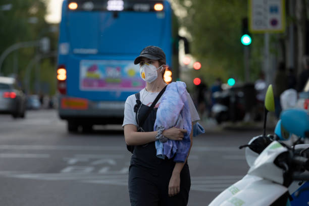 マドリードでのエスカレーション解除中にバスを待っている女の子 - surgical glove surgical mask protective glove mask ストックフォトと画像