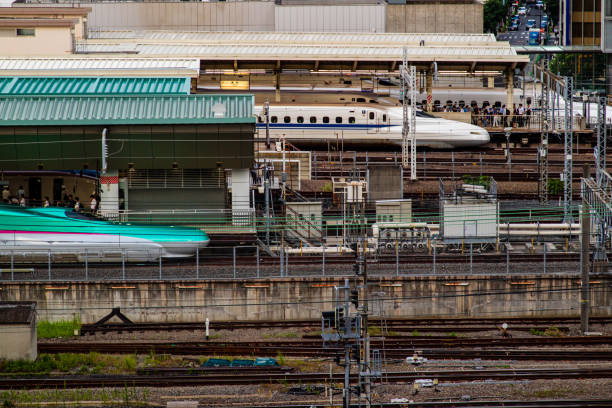 treni proiettili in attesa di partire dalla stazione di tokyo - depart foto e immagini stock