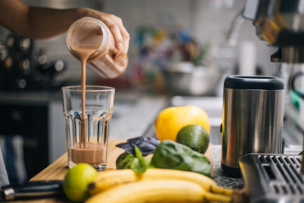 donna che prepara frullato di frutta fresca - smoothie fruit juice healthy eating foto e immagini stock