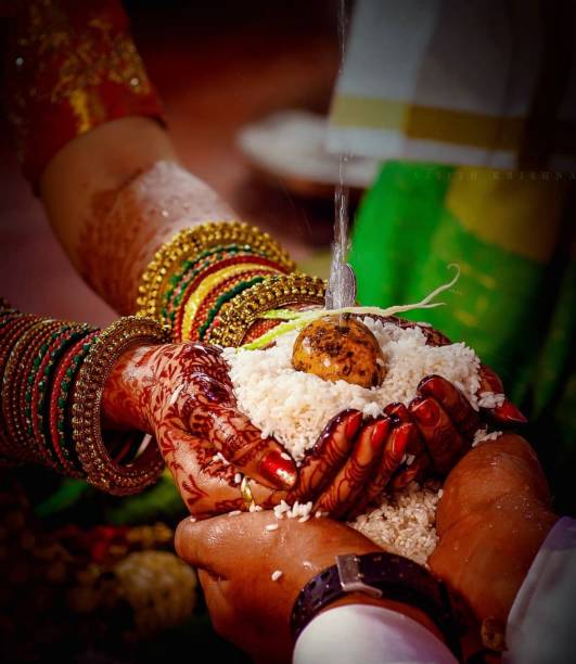 rituels de mariage hindou. mariée et marié se tenant la main de l’autre. - henna tattoo tattoo indian culture wedding photos et images de collection