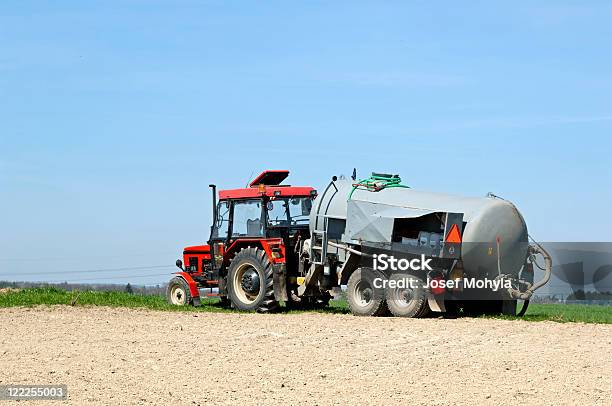 Trattore Con Serbatoio - Fotografie stock e altre immagini di Agricoltura - Agricoltura, Ambientazione esterna, Attrezzatura