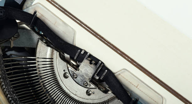 클로즈업 리본 타자기, 빈 시트, 컨셉 - typewriter typing beginnings blank 뉴스 사진 이미지