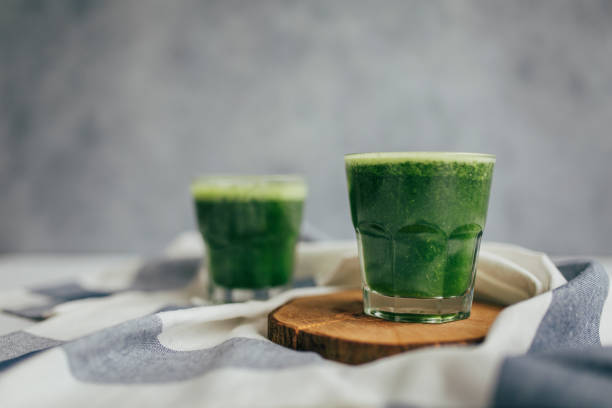 jugo de desintoxicación verde - green drink fotografías e imágenes de stock