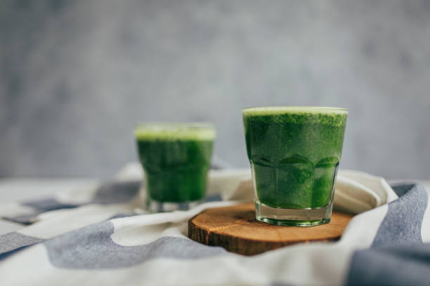 succo di detox verde - healthy eating juice vegetable juice vegetable foto e immagini stock