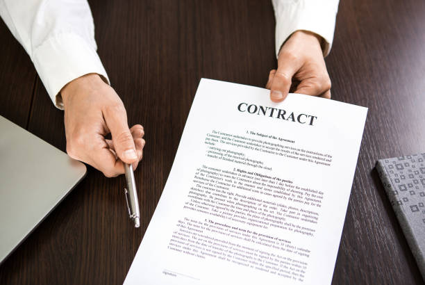 empresário entregando um contrato de assinatura oferecendo uma caneta esferográfica na mão - approved lease agreement insurance document - fotografias e filmes do acervo