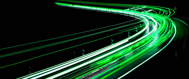 luces verdes del coche por la noche. larga exposición - environmental conservation flash fotografías e imágenes de stock