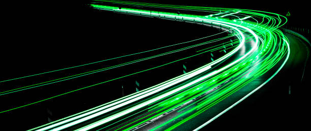 luzes verdes do carro à noite. exposição longa - long exposure flash - fotografias e filmes do acervo