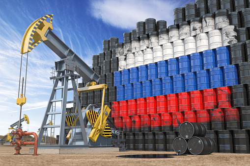 Producción y extracción de petróleo en Rusia. Toma de bomba de aceite y barriles de petróleo con bandera de Rusia. photo