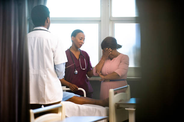 hospital death - emotional stress looking group of people clothing imagens e fotografias de stock