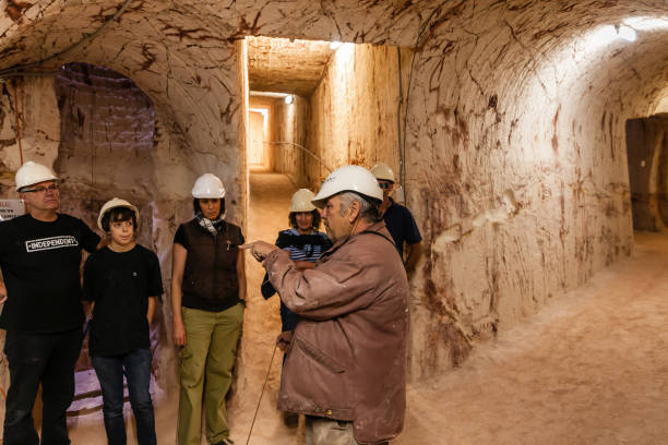 touristes sur l’excursion dans la mine d’opale - coober pedy photos et images de collection